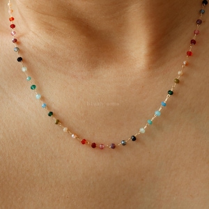 Collar de cuentas de cristal pequeño de arcoíris colorido de 1,5 mm, cadena de oro con semillas de gemas, joyería minimalista delicada, regalo para dama de honor y mejor amiga