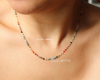 Bunte Regenbogen Kleine Glas 1,5mm Perlenkette | Perlen-Boho-Clavicle-Samen, zierlicher, minimalistischer Schmuck | Kette als Geschenk für die beste Freundin der Brautjungfer