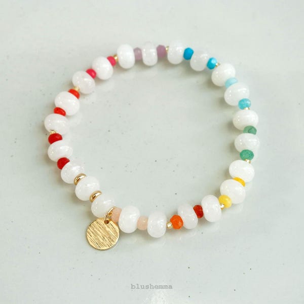 Pulsera elástica blanca con cuentas de colores, cuentas de resina en forma de rondel, joyería minimalista delicada con imitación de piedra.