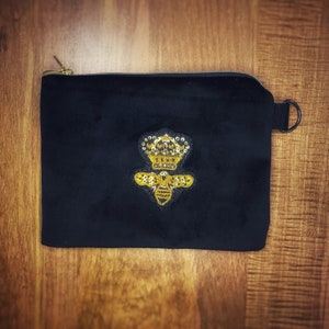 Bolso clutch con cremallera YKK de ante premium, parche bordado de abeja con corona de lingotes de terciopelo cosido, forro de nailon, bolsa de día cosmética, billetera con cremallera