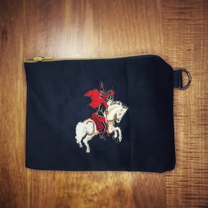 Bolso clutch con cremallera YKK de ante premium, parche bordado de caballero de terciopelo cosido, forro de nailon negro, bolsa de día cosmética, billetera con cremallera
