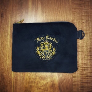 Bolso clutch con cremallera YKK de ante de primera calidad, parche bordado con escudo de lingotes de terciopelo cosido, forro de nailon negro, bolso de día cosmético, billetera con cremallera