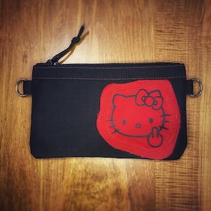 Bolsa de lona de pato serigrafiada de Hello Kitty, aplique de lona de pato rojo cosido, cremallera en espiral YKK, forro ripstop de nailon, bolsa de equipo de viaje para ella