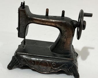 Vintage Miniature Hand Crank Sewing Machine, Durham Industries - 1970s Die Cast Metal Collectible, Dollhouse Accessory, Assemblage Supply