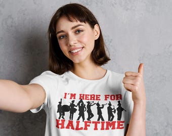 面白いマーチングバンドデザイン | 「ハーフタイムにここにいます」PNG | DTF＆昇華Tシャツデザイン | バンド好きに最適 | デジタルダウンロード