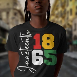 Pode incluir: Camiseta preta com a palavra "Juneteenth" em escrita branca no lado esquerdo. Os números "18" em vermelho e amarelo, e "65" em branco e verde são impressos na frente.
