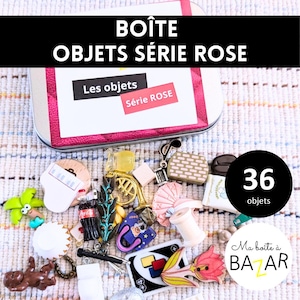 Peut inclure: Une boîte en métal rose avec le texte "BOÎTE OBJETS SÉRIE ROSE" et "Les objets Série ROSE" sur le couvercle. La boîte est ouverte et contient 36 petits objets, dont un piano miniature, une bouteille de soda, un palmier, une trompette, un éventail, une bobine de fil, une fleur et une carte de jeu. Le texte "Ma boîte à BAZAR" est imprimé sur un cercle noir.