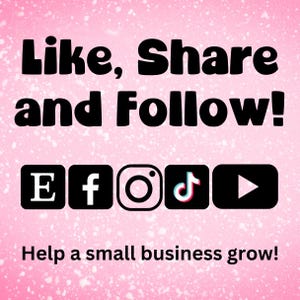 Puede incluir: Fondo rosa con el texto "Like, Share and Follow!" en negro. Debajo del texto hay cinco iconos de redes sociales: una "E" blanca en un cuadrado negro, una "f" blanca en un cuadrado azul, un icono de c&aacute;mara blanca en un cuadrado negro, una nota musical blanca en un cuadrado negro y un bot&oacute;n de reproducci&oacute;n blanco en un cuadrado negro. Debajo de los iconos est&aacute; el texto "Help a small business grow!" en negro.