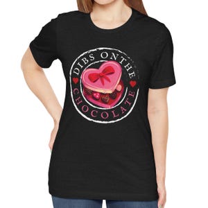 Dibs on the Chocolate Maglietta unisex, Maglietta a forma di scatola di cioccolatini a forma di cuore, Regalo carino per gli amanti del cioccolato, Regalo di San Valentino, Maglietta a forma di cuore