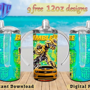 Puede incluir: Tres vasos de plástico transparente de 12 oz con asas y tapas. Los vasos están decorados con un fondo azul y verde con un patrón repetido de una cara de robot verde. El vaso del centro tiene un robot amarillo con un coche delante y el texto "Bumblebee". El texto "9 free 12oz designs" está en la parte superior de la imagen. El texto "Instant Download" está en la parte inferior izquierda de la imagen. El texto "Digital Files" está en la parte inferior derecha de la imagen.
