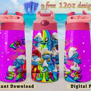Op de afbeelding: Drie roze 12 oz waterflessen met een Smurfen-ontwerp. De flessen hebben een roze dop met een rietje en een ster aan de bovenkant. De flessen zijn versierd met een regenboog, sterren en de Smurfen-personages. De tekst "De Smurfen" staat op de flessen. De flessen staan op een witte zandstrand achtergrond.