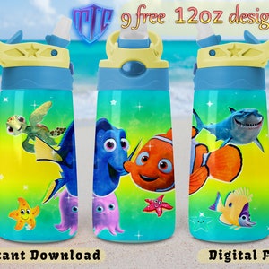 Può includere: Tre bottiglie d'acqua da 12 oz con disegni colorati di Alla ricerca di Nemo. Le bottiglie sono blu e gialle con un tappo a cannuccia. I disegni includono Dory, Nemo, uno squalo, una tartaruga e una stella marina.