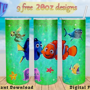 Puede incluir: Nueve diseños gratuitos de vasos de 20 oz con personajes de Buscando a Nemo, incluyendo Dory, Marlin, Nemo, un tiburón, una tortuga y estrellas de mar sobre un fondo verde y azul con un efecto brillante.