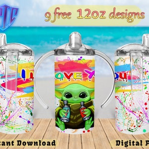 Op de afbeelding: Drie 12oz roestvrijstalen bekers met kleurrijke verfspatten ontwerpen. De middelste beker heeft een cartoonfiguur die spuitbussen vasthoudt. De tekst "I LOVE YOU" is zichtbaar op de beker. De bekers hebben heldere deksels en handvatten.