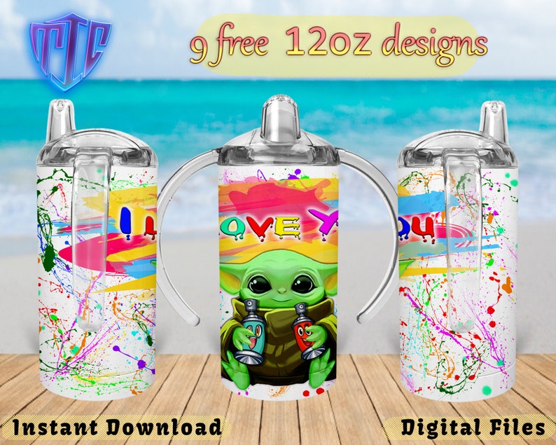 Op de afbeelding: Drie 12oz roestvrijstalen bekers met kleurrijke verfspatten ontwerpen. De middelste beker heeft een cartoonfiguur die spuitbussen vasthoudt. De tekst "I LOVE YOU" is zichtbaar op de beker. De bekers hebben heldere deksels en handvatten.