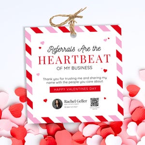 Peut inclure: Une étiquette cadeau de la Saint-Valentin avec une bordure rayée rouge et rose et une ficelle en ficelle. L'étiquette indique "Referrals Are the HEARTBEAT OF MY BUSINESS" et comprend le texte "HAPPY VALENTINES DAY". Des confettis en forme de cœur rouges et roses entourent l'étiquette.