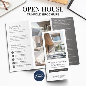 Op de afbeelding: Een witte en grijze drievoudig gevouwen brochure voor een open huis, met de tekst "OPEN HOUSE TRI-FOLD BROCHURE". De brochure bevat afbeeldingen van een modern huis en details over het pand. Bewerken in Canva.