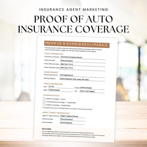 Op de afbeelding: Een wit document getiteld "BEWIJS VAN AUTOVERZEKERING" met invulvelden voor polisgegevens, voertuigdetails en dekkingsstatus. Het document ligt op een houten oppervlak.