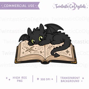 Puede incluir: Un dragón negro con grandes ojos verdes y alas pequeñas descansando sobre un libro abierto. Las páginas del libro muestran ilustraciones de líneas de un dragón más pequeño, montañas y estrellas. Aparece el texto COMMERCIAL USE y Twintastic CoDigitals.