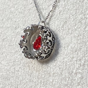 Necklace from the Throne of Glass series representing Manon Blackbeak and Dorian Havilliard, hence Hello Princeling