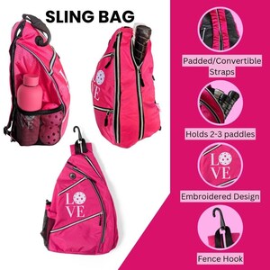Puede incluir: Bolso bandolera rosa con cremallera negra y dise&ntilde;o bordado blanco que dice "LOVE" con una pelota de pickleball dentro de la "O". El bolso tiene una correa acolchada ajustable, un bolsillo de malla para pelotas y un gancho para la valla.