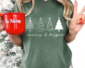 メリー&ブライト クリスマスツリー コンフォートカラー T シャツ – 華やかなクリスマスツリー シャツ、レディース ホリデー T シャツ、トレンディなホリデー クリスマス T シャツ