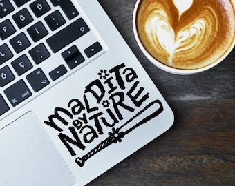 Maldita By Nature Vinyldekal - Laptop, Bil, Vattenflaska
