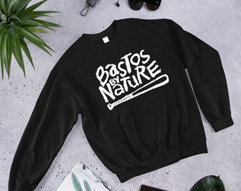 Può includere: Felpa nera con un design grafico bianco che dice "Bastos by Nature" con una mazza da baseball sotto il testo.