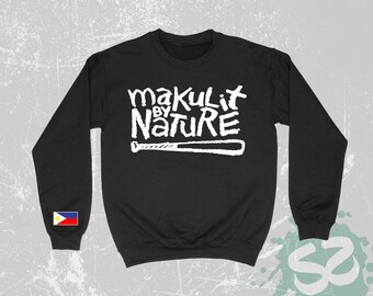 Può includere: Felpa nera con testo bianco che recita "makulit by nature" e una grafica di una mazza da baseball bianca.