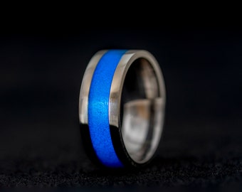 Bague incrustée de poudre bleue phosphorescente sur bracelet en acier inoxydable de 8 mm | Bagues fabriquées à la main, tailles 6,5-13