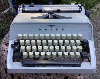 Máquina de escribir portátil vintage Adler Gabriele 10, manual de funcionamiento, con estuche original.