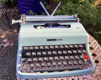 Máquina de escribir portátil Olivetti Lettera 32 vintage de 1966, en funcionamiento, con estuche.