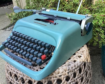 Vintage Olivetti Studio 44 manual portable typewriter with original case, user manual and brush!