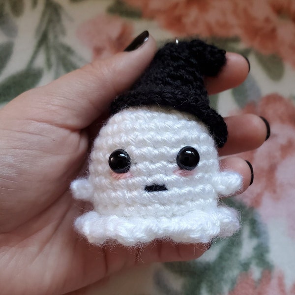 keychain ghost witch hat crochet accessory gift for friend Halloween keychain ghost with witch hat