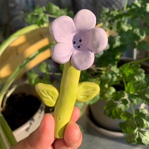 Pipa cerámica “flor lila”. Funcional y decorativa
