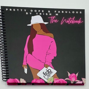 Peut inclure: Un carnet &agrave; spirales noir avec une illustration rose et noire d'une femme portant un chapeau blanc et une robe rose. La couverture du carnet porte le texte "Pretty Dope & Fabulous by Trish M The Notebook" et un autocollant rose et blanc qui dit "Fab Queen".