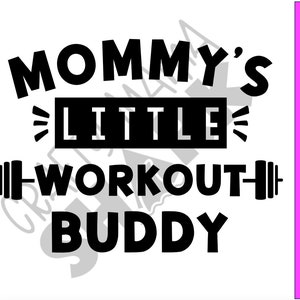 Può includere: Grafica in bianco e nero con il testo "Mommy's Little Workout Buddy" con un manubrio su ogni lato della parola "Workout".