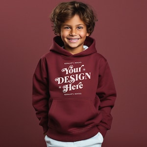 Gildan 18500B マルーン ユース フード付き スウェットシャツ モックアップ、男の子用スウェットシャツ モックアップ、子供用パーカー モックアップ、かわいいマルーン セーター モックアップ、子供用 POD モックアップ