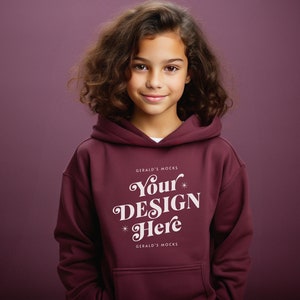 Gildan 18500B マルーン ユース フード付き スウェットシャツ モックアップ、女の子用スウェットシャツ モックアップ、子供用パーカー モックアップ、かわいいマルーン セーター モックアップ、子供用 POD モックアップ