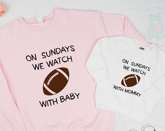 Le dimanche, nous regardons des matchs de football avec papa, vêtements d'automne pour bébé, fille à papa, saison de football, barboteuse surdimensionnée pour bébé, tenue de football pour la famille