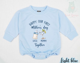 Chemise personnalisée Happy Our First pour la fête des mères, chemise assortie personnalisée pour la fête des mères, tenue fête des mères, maman et bébé, cadeau fête des mères