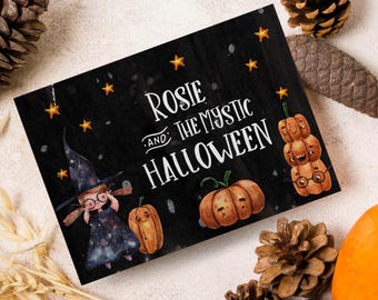 Puede incluir: Una tarjeta de felicitación negra con temática de Halloween con el texto "Rosie and the Mystic Halloween". La tarjeta presenta ilustraciones de una bruja, calabazas y estrellas. La tarjeta está rodeada de piñas y una naranja.