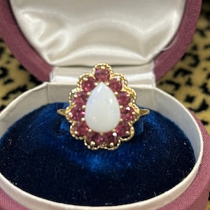Anillo vintage de oro amarillo de 14k con ópalo en forma de pera y turmalina rosa