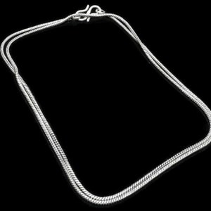 Könnte beinhalten: Eine silberne Kettenkette mit einem Karabinerverschluss. Die Kette ist doppelt gelegt und hat eine glatte, polierte Oberfläche.