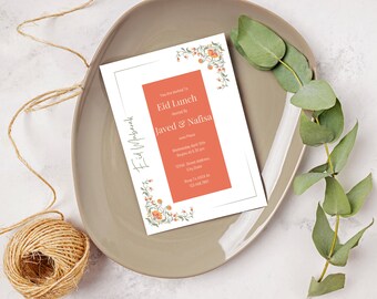 Puede incluir: Una invitación a un almuerzo de Eid organizado por Javed & Nafisa. La invitación presenta un diseño floral con acentos naranja y verde. El texto dice "Estás invitado al almuerzo de Eid organizado por Javed & Nafisa" e incluye la fecha, la hora y la ubicación del evento.