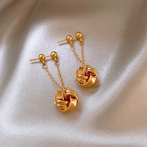 sense temperament earrings French retro gold tassel earrings female niche design senior