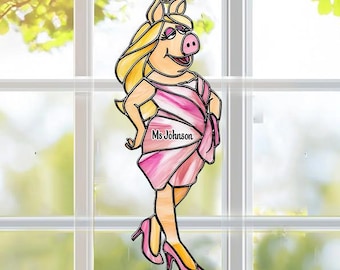 Atrapasueños personalizado de Miss Piggy, colgante de vitral con nombre personalizado de los Muppets, decoración de Diva Pig, regalo para fans de los Muppets ID-0202-J7OO