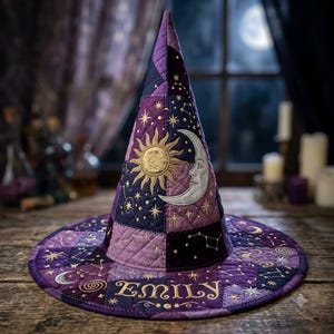 Puede incluir: Un sombrero puntiagudo acolchado en tonos morados y azul oscuro, con motivos bordados de un sol dorado y una luna plateada. La tela est&aacute; decorada con patrones de estrellas y constelaciones doradas. El nombre Emily est&aacute; bordado en oro en el ala.