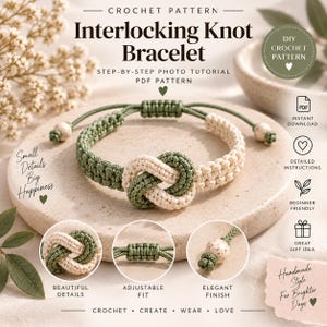 Puede incluir: Un patrón de ganchillo para una pulsera de nudo entrelazado con un tutorial fotográfico paso a paso. La pulsera está hecha de cordón verde salvia y crema con un nudo central, un cierre deslizante ajustable y cuentas moteadas en los extremos.