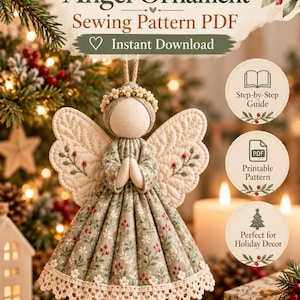 Puede incluir: Un patrón de costura digital para un adorno de ángel de tela. La imagen muestra un ángel de tela con un vestido floral verde salvia, alas acolchadas y una aureola de cuentas. El texto incluye 'Easy Fabric Angel Ornament', 'Sewing Pattern PDF' e 'Instant Download'.